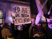 Unes 400 persones es concentren davant el consolat veneçolà a Barcelona per protestar contra l’atac dels EUA