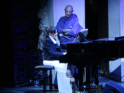 El Barnasants inaugura la 31a edició amb un homenatge a Llach que culmina amb una ‘L’estaca’ col·lectiva