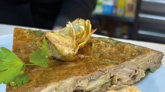 Imatge d'un plat amb carxofa a Viladecans (Mercat Municipal de la Constitució)