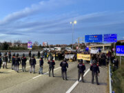 Els professors en vaga tallen la C-32 a Mataró en direcció Barcelona malgrat l’intent dels Mossos d’impedir-ho
