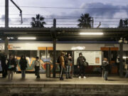 Usuaris de l’R1 denuncien l’incompliment dels serveis mínims a primera hora: “Encara no he vist cap tren cap a Arenys”