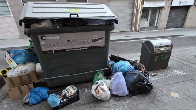 Imatge dels veïns de Viladecans de la bruticia als carrers (via xarxes socials)