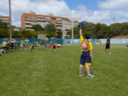 180 alumnes de primària celebren una jornada esportiva dedicada al beisbol a Viladecans