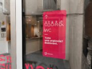 Viladecans implementa un sistema identificatiu per a banys públics accessibles
