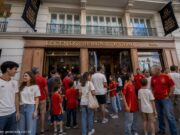 LEGENDS reuneix els aficionats per celebrar gratuïtament el títol mundial d’Espanya