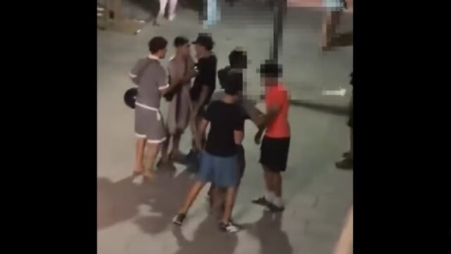 Imatge del vídeo de la baralla que van compartir alguns veïns a les xarxes socials (El Infoanonimo de Viladecans)